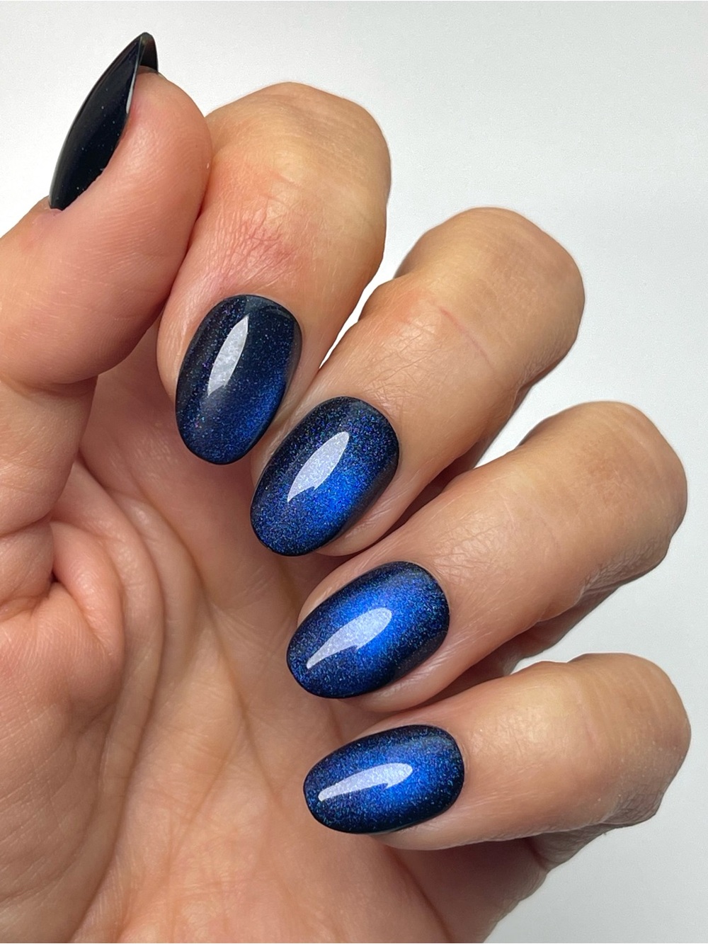 Red Aspen Marley’s Midnight Muse - Short Almond Cat Eye Press-On Nails (Blue)